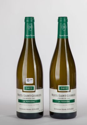 deux bouteilles de vin blanc posées l'une à côté de l'autre sur une table