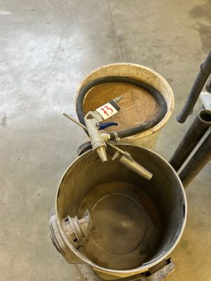 1 pistolet de sablage pneumatique avec seau de sable