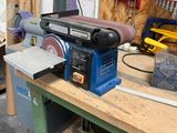 une machine posée sur un établi