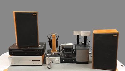 un grand nombre d'appareils électroniques posés sur une table