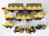 plusieurs petits trains sont alignés sur une surface blanche