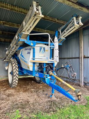 un gros plan d'un tracteur bleu garé à l'intérieur d'un bâtiment