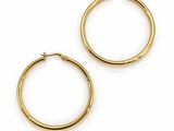 deux paires de boucles d'oreilles créoles en or sur fond blanc
