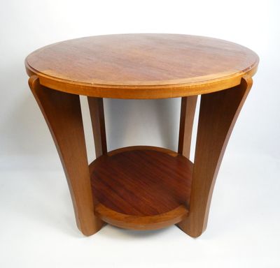 une image représentant une table en bois avec un plateau circulaire