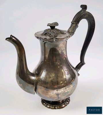 une théière en argent ornée d'un oiseau