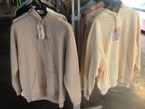 deux chemises suspendues à un portant dans un magasin de vêtements