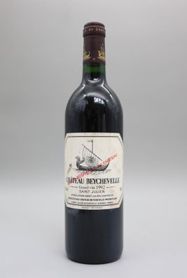 une bouteille de vin rouge avec un bateau sur l'étiquette
