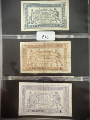 Trois types de monnaies différents sont exposés dans une vitrine.