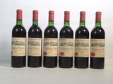 six bouteilles de vin sont alignées sur une table
