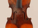un vieux violon posé sur une surface blanche