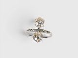 gros plan d'une bague en diamant sur une surface blanche