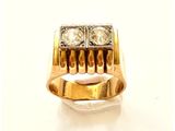 une image d'une bague en or et en diamant sur une surface blanche