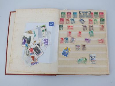 un livre ouvert avec des timbres sur une table