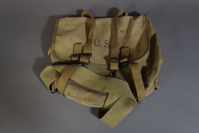 un sac beige muni de deux anses sur le dessus