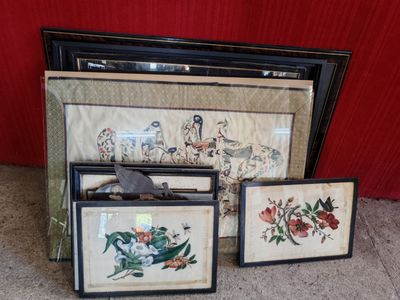 trois tableaux représentant des oiseaux et des fleurs sur fond rouge
