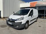 la camionnette blanche est garée devant un bâtiment
