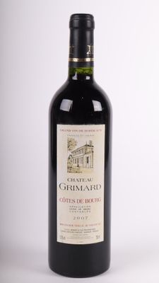 bouteille de vin rouge avec une étiquette blanche sur fond blanc
