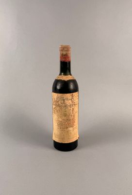 une vieille bouteille de vin bouchée avec un bouchon en liège, posée sur une table