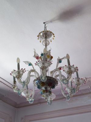 un lustre en verre suspendu au plafond d'une pièce