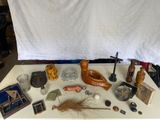 une table sur laquelle se trouvent de nombreux objets