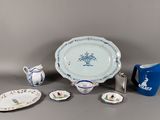 de nombreux types de porcelaine sont exposés sur la table