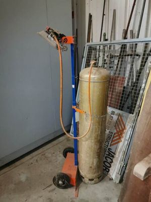 une photo d'une pièce dans laquelle se trouve un extincteur
