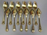 six cuillères en argent sont alignées sur une table