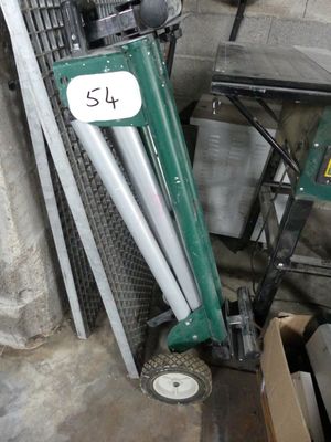 une pile d'objets hétéroclites dans un garage