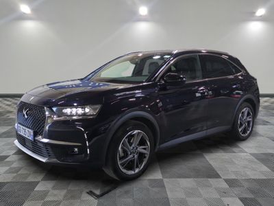 l'avant d'un SUV noir garé sur un sol à damier
