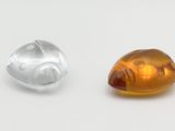 une photo montrant deux objets en verre posés sur une table