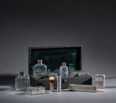 une boîte contenant de nombreuses bouteilles et une brosse