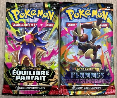 deux paquets de cartes à collectionner Pokémon posés sur une table