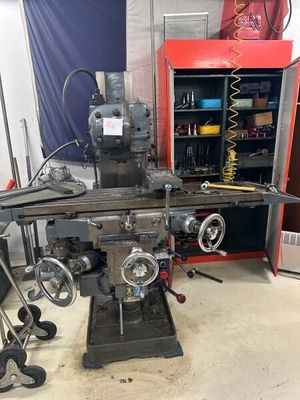 une machine posée sur une table dans une pièce