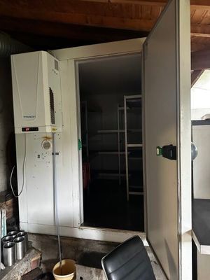 une cuisine équipée d'une cuisinière et d'un réfrigérateur