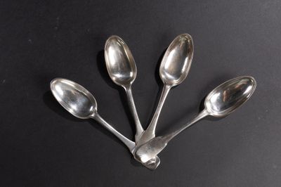 quatre cuillères en argent posées sur une surface noire, sur fond noir