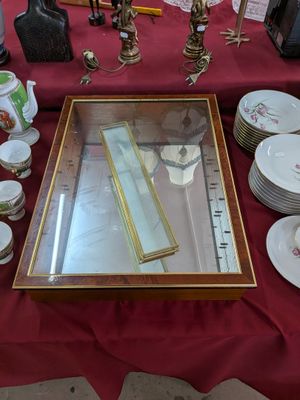 une table recouverte d'une nappe rouge et un miroir à cadre doré