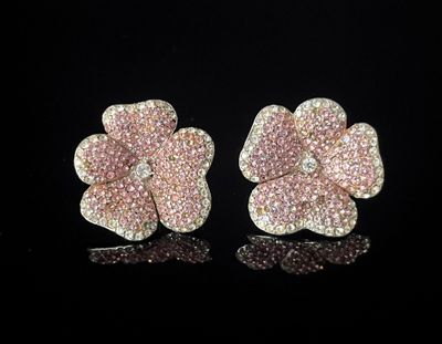 une paire de boucles d'oreilles en forme de fleur, ornées de diamants roses et blancs