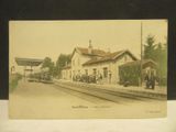 une vieille photo d'une gare où l'on voit des gens debout sur le quai