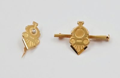 paire de broches maçonniques plaquées or, ornées d'un diamant