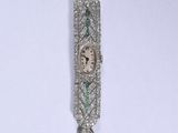 une montre en argent ornée d'un motif vert et blanc