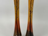 une paire de vases sur lesquels sont peints des arbres sur fond blanc