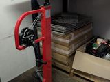 une image d'un établi dans un garage avec des outils