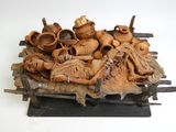une pile de pots en argile et d'autres objets posés sur une table