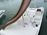 un bateau équipé d'un toboggan à l'arrière, dans l'eau