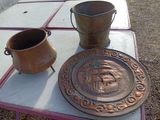 une petite table sur laquelle se trouvent une assiette et une tasse