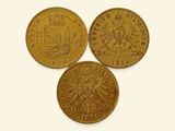 trois pièces d'or sur lesquelles figurent des armoiries