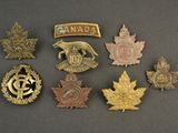 certains insignes canadiens sont exposés sur une table