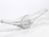 une photo d'un saladier en verre transparent posé sur une surface blanche