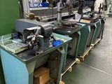 de nombreuses machines qui sont posées sur des palettes dans une usine