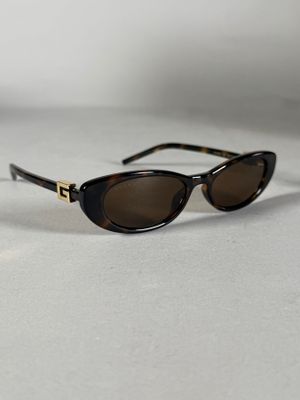 gros plan d'une paire de lunettes de soleil sur une surface blanche